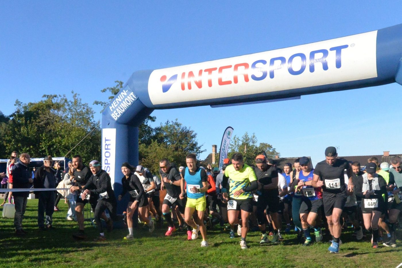 Départ d'une course de trail sponsorisée par A Constructions Nord